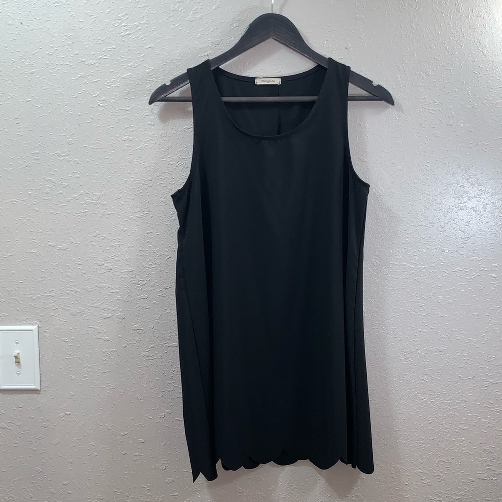 Black scalloped him sleeveless tunic sz small